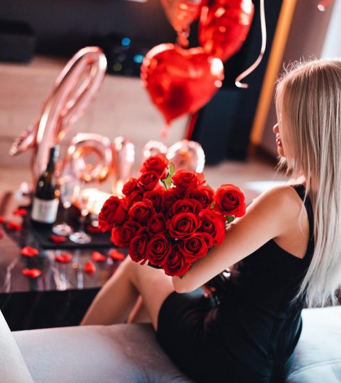Woman Roses Valentine S Day Hearts  - yousafbhutta / Pixabay